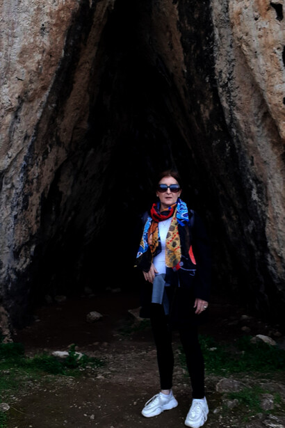 È l’entrata nella vagina della Grande Madre, nell’utero che sempre ci contiene e sostiene, nonostante tutto, nonostante il nostro stato di esseri umani inconsapevoli, foto Maria Burgarella