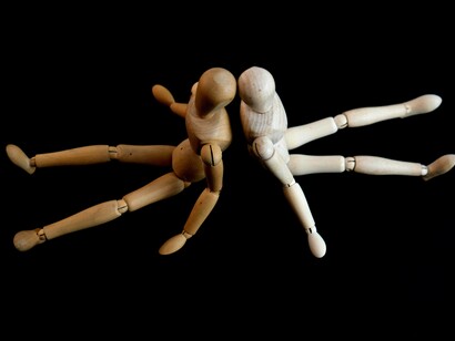 Manichini in legno schiena contro schiena