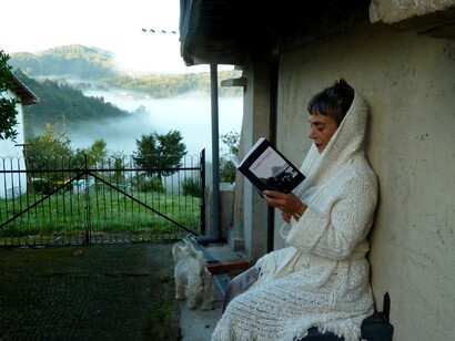 Leyendo un ejemplar de Maggie Scratch