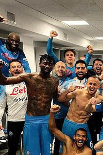 Napoli, festeggiamenti dei calciatori negli spogliatoi