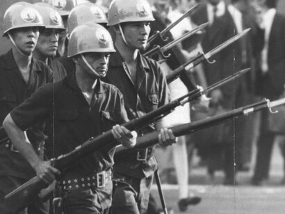 Militares reprimem manifestação estudantil no Rio de Janeiro. Se inicialmente havia quem defendesse uma volta rápida ao regime civil, essa possibilidade foi logo esmagada. Em 1967, Arthur da Costa e Silva, da ala mais dura, assumiu a presidência e, no ano seguinte, impôs o temido AI-5, que instituiu censura prévia, perseguição política e suspensão de garantias constitucionais