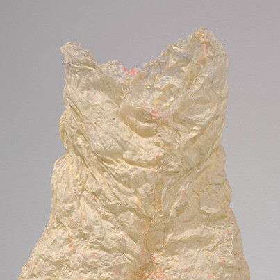 Kiyomi Iwata. Melocotón Tres, 2003
organza de seda, refuerzo