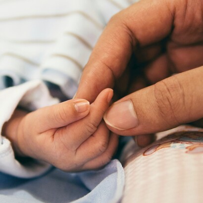 La cura è un’esperienza sacra fatta di ascolto, presenza e capacità di sostenere il dolore senza sottrarsi