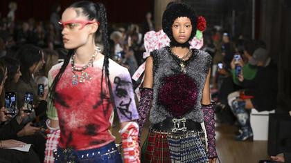 Soho, Londres. Mon cher ami David Eliott Russel (Dave pour les intimes) défunt dorénavant, avait une troupe de fans, idolâtré par ses lecteurs et lectrices, suivant les abonnements et ventes planétaires de ce magazine spécialisé dans la mode et victime du succès à la fin des années 90