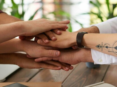 Equipe diversa em empresa. Contar com vozes diversas em processos decisórios proporciona uma variedade de visões e experiências nas tomadas de decisões ou resolução de problemas, à partir de várias particularidades