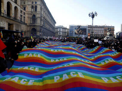 Manifestazione per la pace a Milano nel febbraio 2022. La convivenza civile tra i popoli dovrebbe essere il frutto di una disposizione emotiva spontanea e naturale
