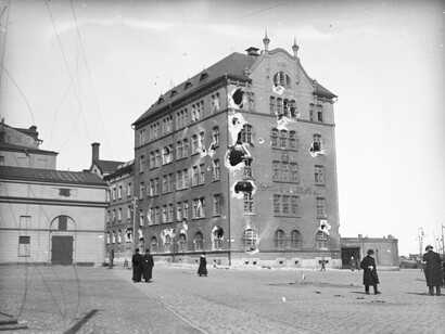 Elsa & Tyyne 1918. Courtesy of The Finnish Museum of Photography