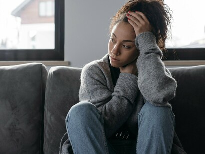 Burnout é uma síndrome de esgotamento emocional ligada ao trabalho, caracterizada por exaustão intensa, cinismo em relação às atividades laborais e sentimento de ineficácia profissional. Embora tenha ganhado reconhecimento formal no CID-11 da OMS como fenômeno ocupacional, seu diagnóstico ainda enfrenta resistência. É comum que o sofrimento emocional e físico associado ao burnout seja minimizado ou confundido com fraqueza pessoal. A dificuldade de quantificar objetivamente seus sintomas leva à deslegitimação institucional, atrasos no afastamento laboral e negação de suporte adequado



