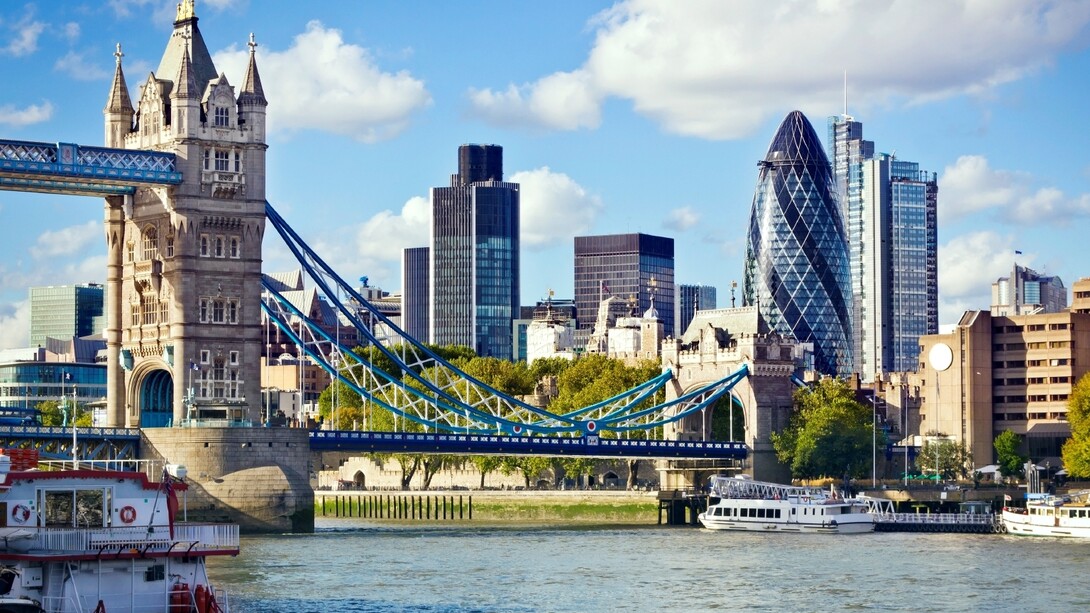 Londres. El contraste entre el Puente de la Torre y los modernos rascacielos de la City