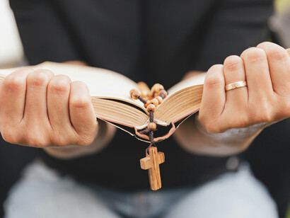 Una persona leyendo la biblia