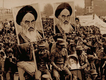 Revolução pedindo a deposição do Xá Mohammad Pahlavi