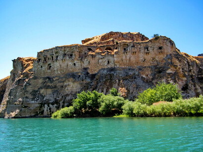 Fachada noreste del castillo de Rumkale, situado en la cima de una colina formada de altas rocas. Visto desde el embalse de Birecik, Turquía