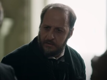 Fausto Russo Alesi in una scena del film, interpreta Salomone Mortara. "Rapito" è stato acclamato dalla critica e ha ricevuto numerosi riconoscimenti, tra cui il Nastro d'Argento per il miglior film e la migliore regia, oltre a essere stato in concorso per la Palma d'Oro al Festival di Cannes del 2023