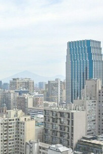 Die Skyline von Santiago, Chile, die die sich wandelnde politische und wirtschaftliche Landschaft des Landes verkörpert