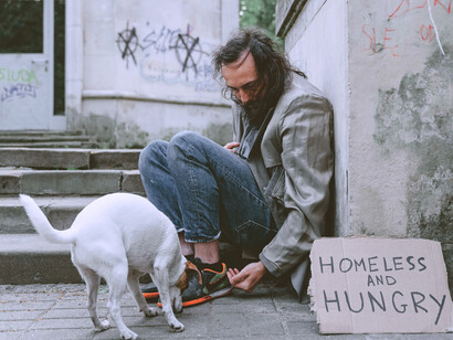 Malgré sa propre précarité, un homme partage le peu qu’il a avec son chien, mettant en lumière le lien fort entre humains et animaux dans l’adversité