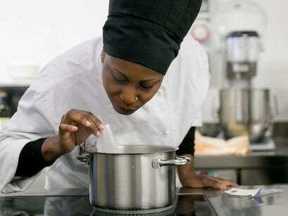 Victoire Gouloubi prepara una sua specialità