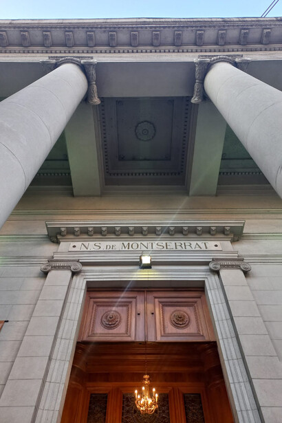 Puerta de entrada a la Parroquia Nuestra Señora de Montserrat, Buenos Aires, Argentina
