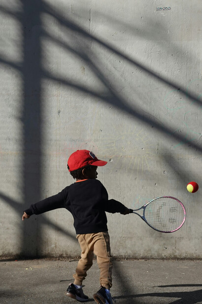 Dans l’ombre des murs, certains enfants apprennent à viser la lumière