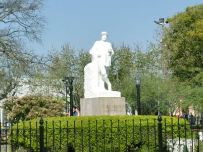 Monumento en homenaje a Raúl Videla Dorna, Plaza Adolfo Alsina, Monte, Buenos Aires, Argentina