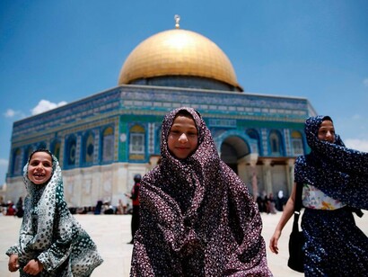 Jóvenes palestinas ante el Domo de la Roca en Jerusalén