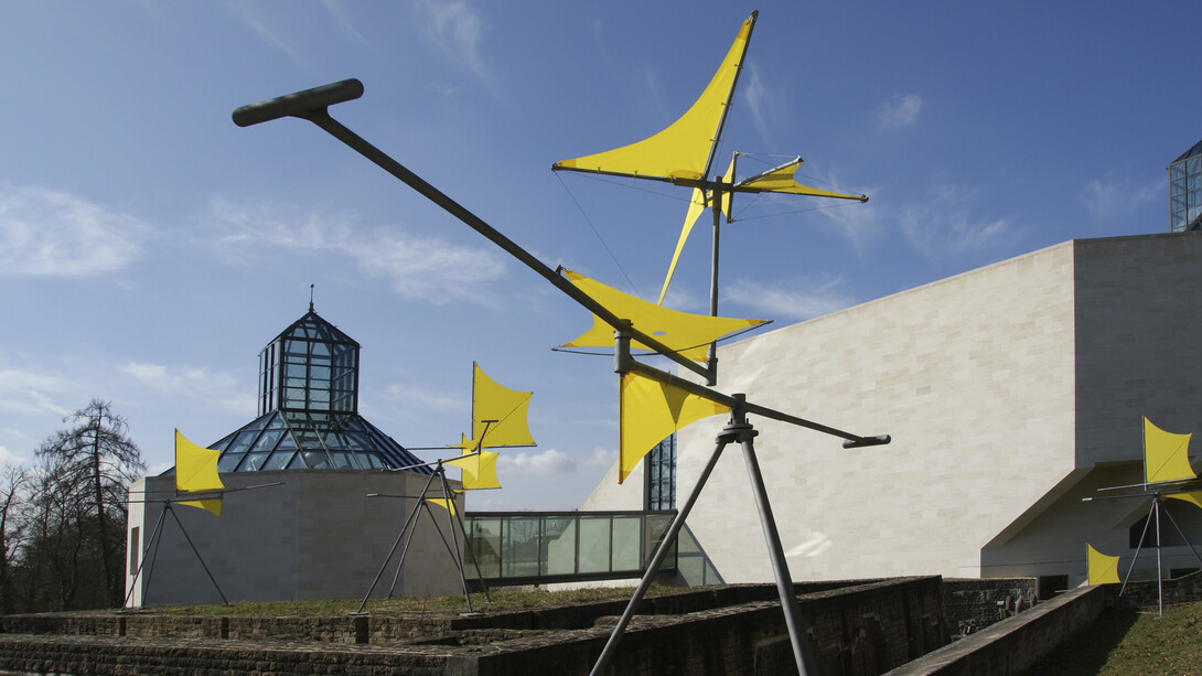 Susumu Shingu 

Wind Caravan, 2000 (détail)
Groupe de 21 sculptures
Acier, fibre de carbone, toile en polyester
526 x ø 600 cm et 590 x ø 760 cm
Courtesy l'artiste et Galerie Jeanne Bucher Jaeger

Vue de l'installation dans le Park Dräi Eechelen, Mudam Luxembourg, 2018, © Susumu Shingu
Mudam Luxembourg, Ieoh Ming Pei Architect Design
