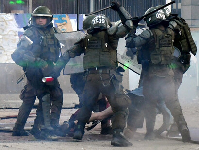 La cadena de omisiones en las rutas institucionales que podrían haber puesto fin a las violaciones de derechos humanos por parte de los Carabineros, evidencian que los actos de violencia se habrían cometido con base en una política cuyo fin era desalentar la protesta social (AI)