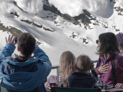 Fuerza mayor. La familia observa la montaña sin saber lo que se les viene encima