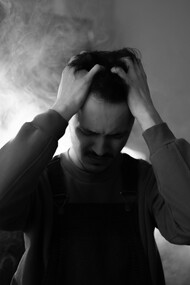 Explore como a terapia coletiva pode enfrentar o terror e criar novos caminhos de transformação além das dificuldades cotidianas