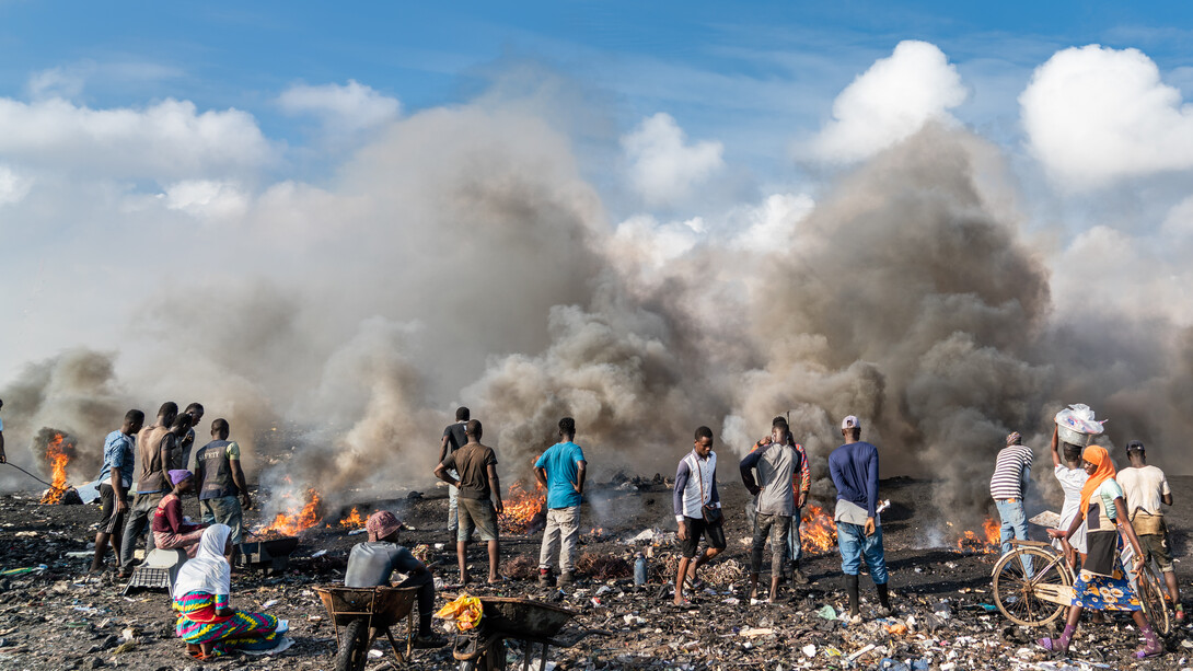Young men burning electrical wires to recover copper at Agbogbloshie, Accra, Ghana by Muntaka Chasant, CC BY-SA 4.0