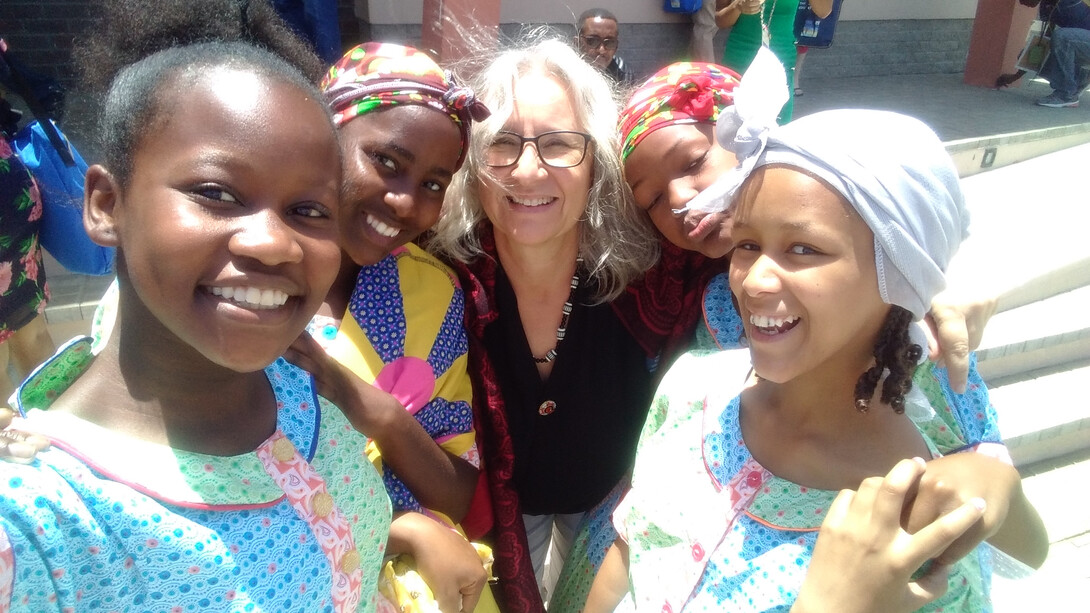 Teresa Torres De Eça in compagnia di ragazzi in Namibia