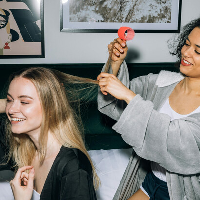 Amigas. À mulher reserva-se a natureza destemida, a leveza ao suportar a dor, ao, a partir da inexplicável dor advir o mais amor