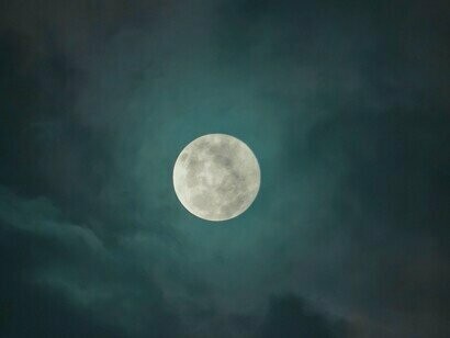 La Luna riflette ciò che capta della luce solare, il suo disco nelle fasi lunari passa da crescente a calante in modo incessante