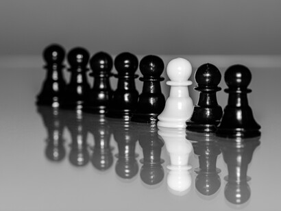 Uno de los ejemplos, que se citan para glorificar los resultados de la “inteligencia artificial”, es que en desde hace algunos años no existe ningún jugador de ajedrez, que pueda vencer un programa avanzado