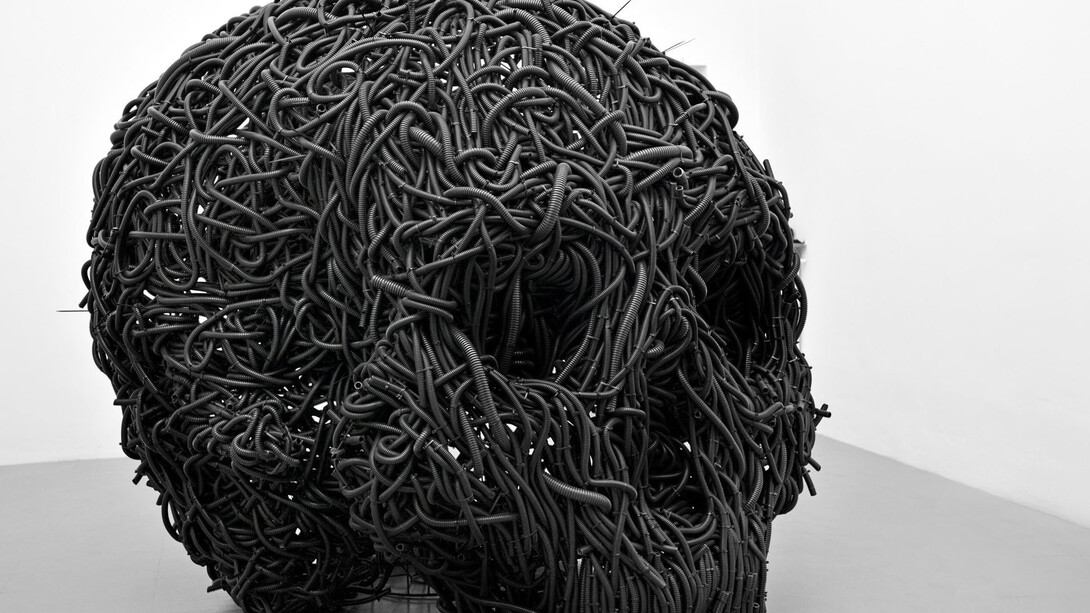 Paolo Grassino, Ciò che resta, 2013, tubo corrugato in forassite e ferro, 200 x 220 x 195 cm