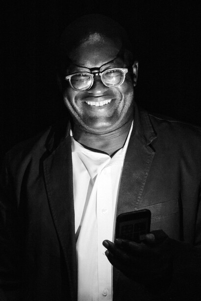 Mbembe demuestra cómo el poder de la soberanía ahora se pone en práctica a través de la creación de zonas de muerte donde esta deviene el ejercicio definitivo de dominación y la forma primaria de resistencia