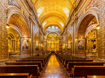 La imposición de formas de vida, de ver el mundo, de pensamiento y de organización de todo tipo: social, política, cultural, económica, militar, territorial, religiosa. Iglesia de La Compañía de Jesus, 2015, Quito, Ecuador