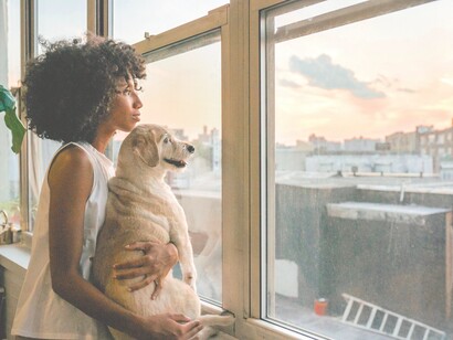 Mulher mostra a vista a seu cãozinho