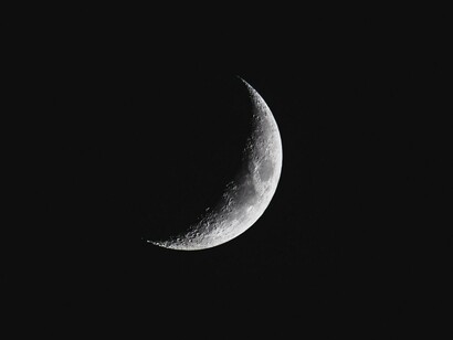 Semi luna: la luna calante, il periodo successivo alla luna piena, dove c'è la corrispondenza con la fase pre-mestruale: qui la donna, come l'energia cala, anch'essa ha bisogno di rallentare