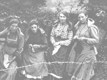Le donne aiutarono i soldati italiani a resistere al fronte in montagna portando loro, rifornimenti, munizioni su sentieri faticosissimi e a rischio della vita