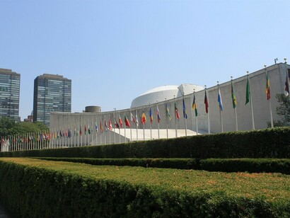 Siège de l'ONU, New York, États-Unis L'ONU a été fondée en 1945 pour prévenir les conflits et promouvoir la coopération internationale par le biais d'initiatives telles que le maintien de la paix et la médiation.