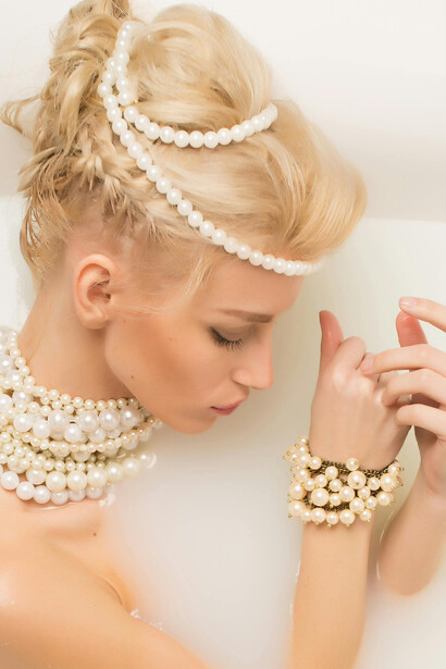 Donna con perle. Donne come brillanti: l'anima femminile e la sua bellezza riflesse nei gioielli