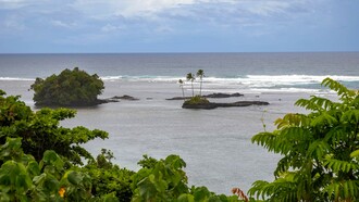 Cross Island Road, in alcuni punti la strada è a pochi metri dall’oceano. Western Samoa, foto di Giò Barbieri