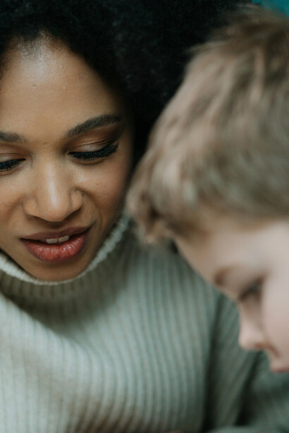 Lélia Gonzalez e a mulher negra como transmissora de cultura. Entenda como a presença e as práticas cotidianas das Marys influenciam a formação da identidade e dos valores no Brasil