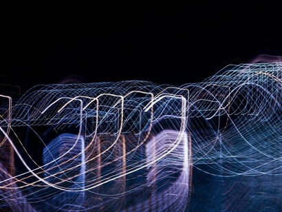 El ATP almacena energía que puede ser extraída cuando sea necesaria. Almacenamos también grasa en nuestros cuerpos como reserva cuando la comida escasea