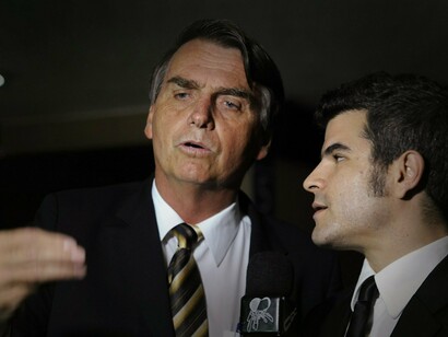 Bolsonaro dá entrevista. A tentativa de golpe associada a Bolsonaro em 2022 reflete um cenário de erosão democrática alimentada por discursos de desinformação e polarização política. O Brasil enfrentou um dos períodos mais tensos de sua democracia recente, com ataques às instituições e à confiança no processo eleitoral. A resposta das instituições brasileiras, especialmente do Judiciário, foi fundamental para conter essas ameaças e reafirmar os princípios democráticos do país