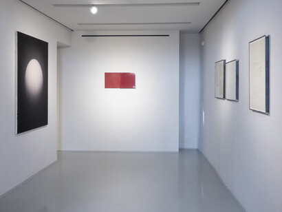 Riccardo De Marchi, Paolo Serra e Marco Tirelli, Luce trattenuta, vista della mostra. Cortesia di Marcorossi Artecontemporanea