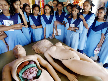 Un grupo de niñas en India asisten a una clase de educación sexual