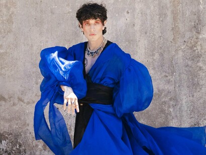 Modelo posa para foto. Hoje, trabalho fixo na Elle, mas comecei como freela, que é o mais comum, já que a maioria das revistas não tem produtores fixos