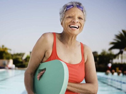 La natación es una de las actividades más recomendables a la hora de estabilizar y fijar las articulaciones.