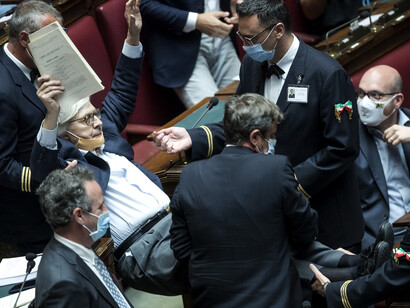 Vittorio Sgarbi trascinato fuori dalla Camera dei Deputati